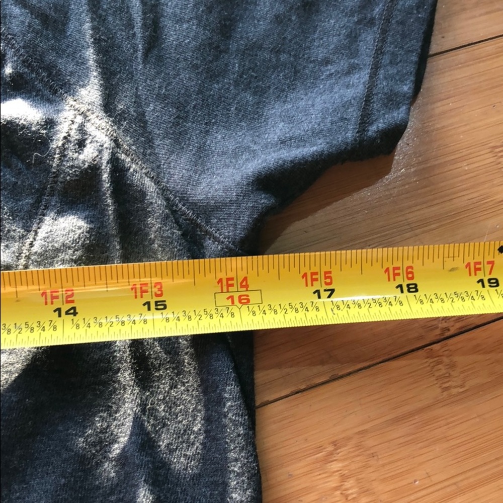 Active by Old Navy v-neck tee grey medium - Picture 6 of 6